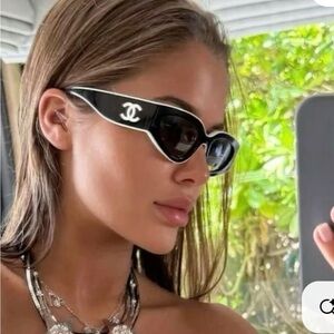 Unisex CHANEL Black Cat-Eye Sunglasses